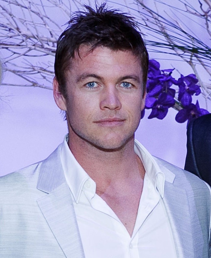 Next photo of Luke Hemsworth